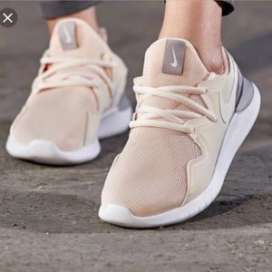 wmns nike tessen
